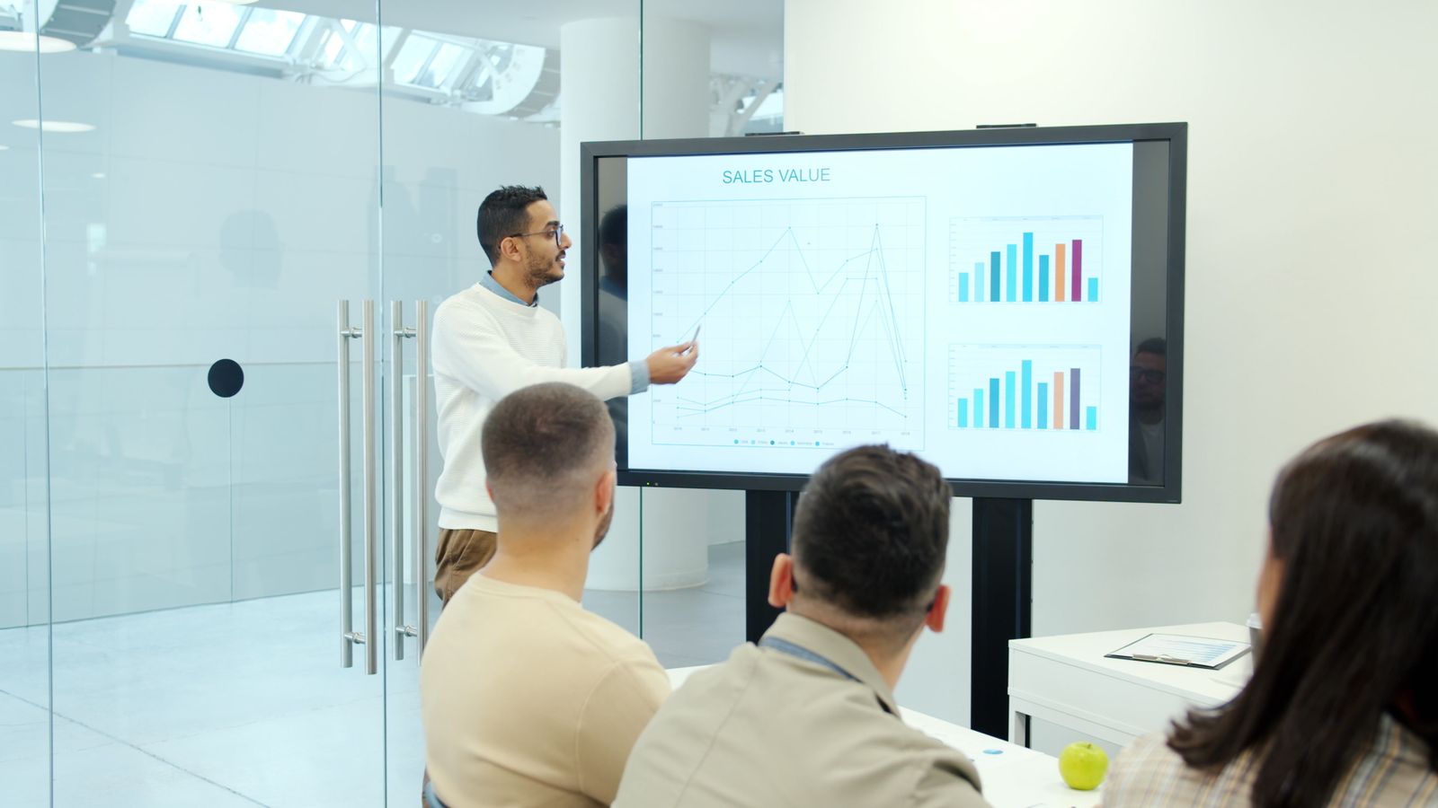 Consultant walking colleagues through enterprise data on screen